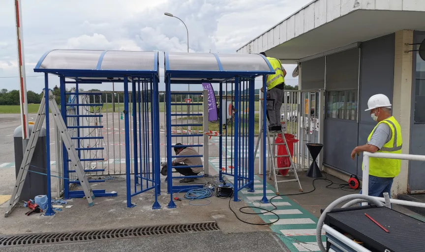 Exemple d'installation de tourniquets dans une usine en France et au Luxembourg